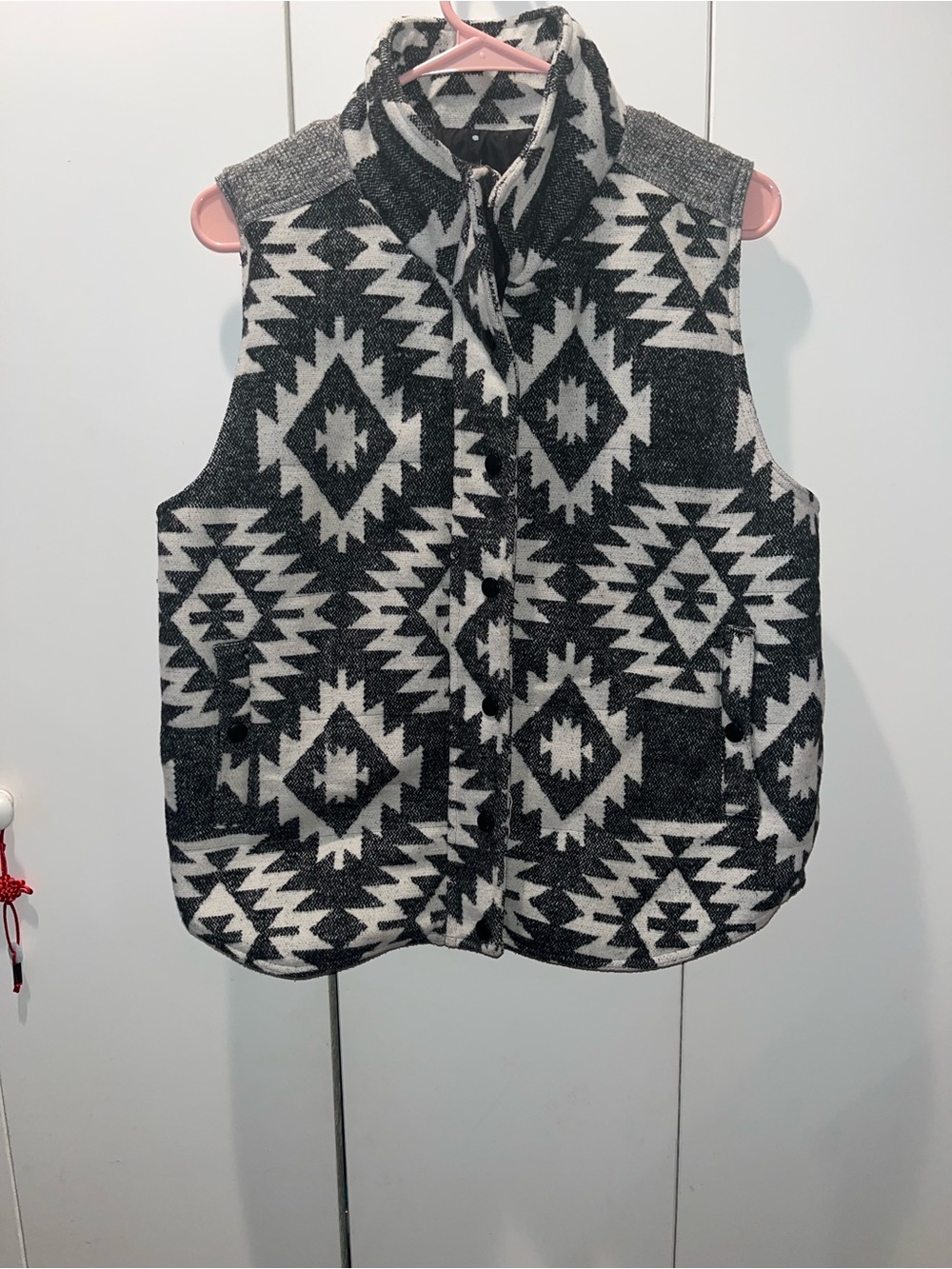 Women’s Aztec Black & White Geometric Fleece Vest with snap vest pockets sz lg